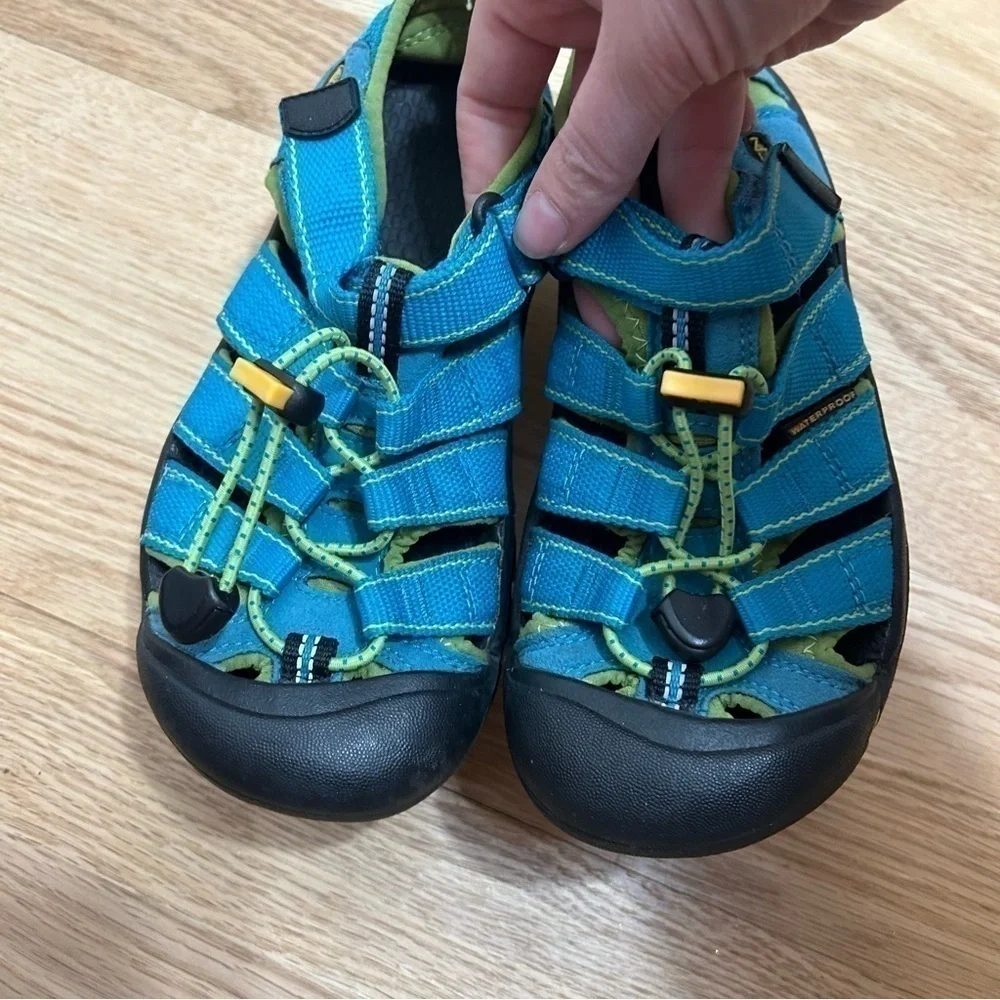 Keen Sandals Sz 2 Blue Green Youth Caged Closed Toe Outdoors Hiking